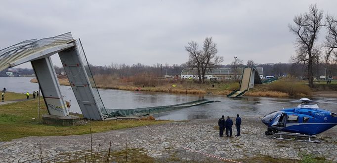 Lávka u Trojského zámku se zřítila do Vltavy