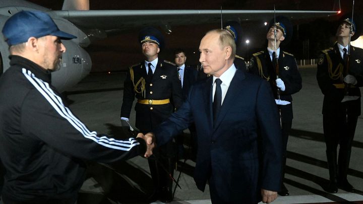 Rozsáhlá výměna trestanců. Vězení opustili mariňák, kolegové Navalného i ruský vrah