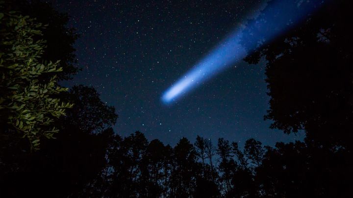 Nad Českem v pondělí explodoval jasný bolid. Části meteoritu z něj nepadaly