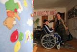 Dvanáctiletý Chajrudin Makmagazjev se svou matkou v cetru pro válkou postižené děti v Grozném. Více než 5 let toto rehabilitační centrum léčí pochroumanou dětskou psychiku po dvou krvavých válkách mezi Ruskem a čečenskými separatisty.