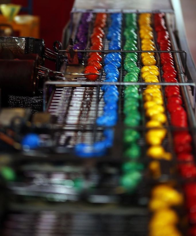 Cooked and coloured eggs are pictured on a conveyor belt at the Beham coloured eggs company in Thannhausen, near Augsburg March 18, 2013. Beham is Bavaria's biggest coloured eggs producer and has stepped up its production to 200,000 eggs per day to meet the high demand ahead of Easter. REUTERS/Michael Dalder (GERMANY - Tags: RELIGION SOCIETY FOOD) Published: Bře. 18, 2013, 12:28 odp.