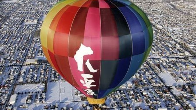 Takahide Nakatsugawa letí v balonu nad městem Obihiro na severojaponském ostrově Hokkaidó. Znak na balónu znamená "Daiheigen" - neboli "širá rovina". Přesně tak totiž zní jméno Nakatsugawaho hotelu.