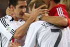 Němec Bastian Schweinsteiger (7) slaví se spoluhráči svůj gól v portugalské síti.