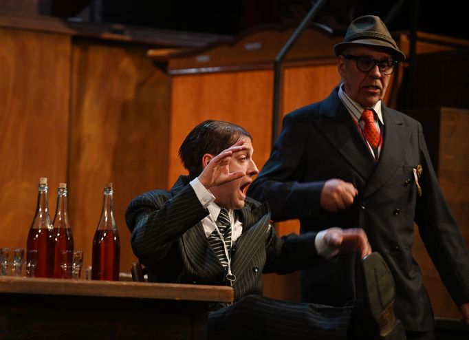 Ivan Dejmal jako Bartoš a Jan Grygar v roli Devátého.