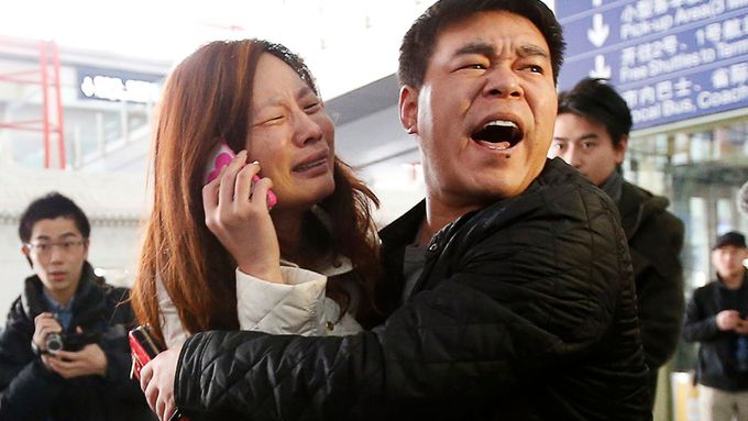 Příbuzní cestujících, kteří zmizeli v letadle Malaysia Airlines.