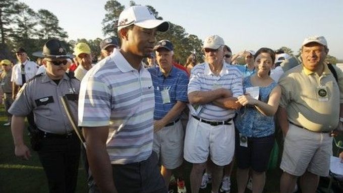 Tiger Woods se v pondělí vrátil na golfové trávníky
