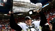 Jevgenij Malkin zvedá Stanley Cup.