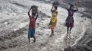 Locals carry coal from an open cast coal field at Dhanbad district in the eastern Indian state of Jharkhand September 20, 2012. With oil and gas output disappointing and hydropower at full throttle, Asia's third-largest economy still relies on coal for most of its vast energy needs. About 75 percent of India's coal demand is met by domestic production and, according to government plans, that won't change over the next five years. Picture taken September 20, 2012. To match INDIA-COAL/ REUTERS/Ahmad Masood (INDIA - Tags: BUSINESS EMPLOYMENT ENERGY SOCIETY ENVIRONMENT) Published: Říj. 21, 2012, 10:19 odp.