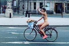 Dívka se po městě projela nahá na kole. Vybírala tak peníze na prevenci sebevražd