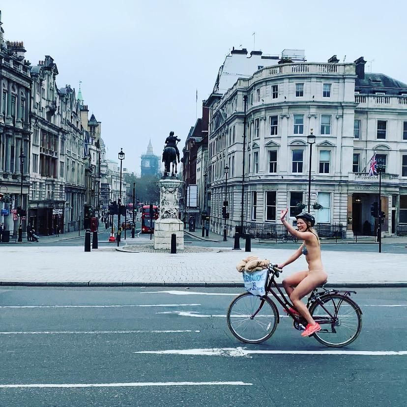 Dívka se po městě projela nahá na kole. Získala statisíce na prevenci sebevražedného chování