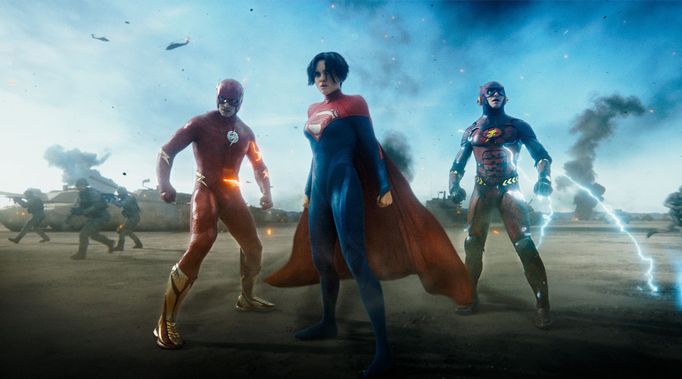 Ezra Miller jako The Flash a Sasha Calle v roli Supergirl.