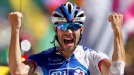 Francouze potěšil Thibaut Pinot třetím triumfem pro zemi galského kohouta na slavném kopci po sobě.Ale ta klíčová bitva se odehrávala za ním.