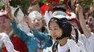 China's first female astronaut Liu Yang waves during a departure ceremony at the Jiuquan Satellite Launch Center, Gansu province June 16, 2012. China launched a spacecraft putting its first woman in orbit on Saturday as the country takes its latest step towards building a space station within the decade. A Long March rocket blasted off from the remote Jiuquan Satellite Launch Centre in China's northwestern Gobi Desert, carrying with it the Shenzhou 9 spacecraft and three astronauts, Jing Haipeng, Liu Wang and 33-year-old female fighter pilot Liu Yang. REUTERS/Jason Lee (CHINA - Tags: MILITARY SCIENCE TECHNOLOGY) Published: Čer. 16, 2012, 11:37 dop.