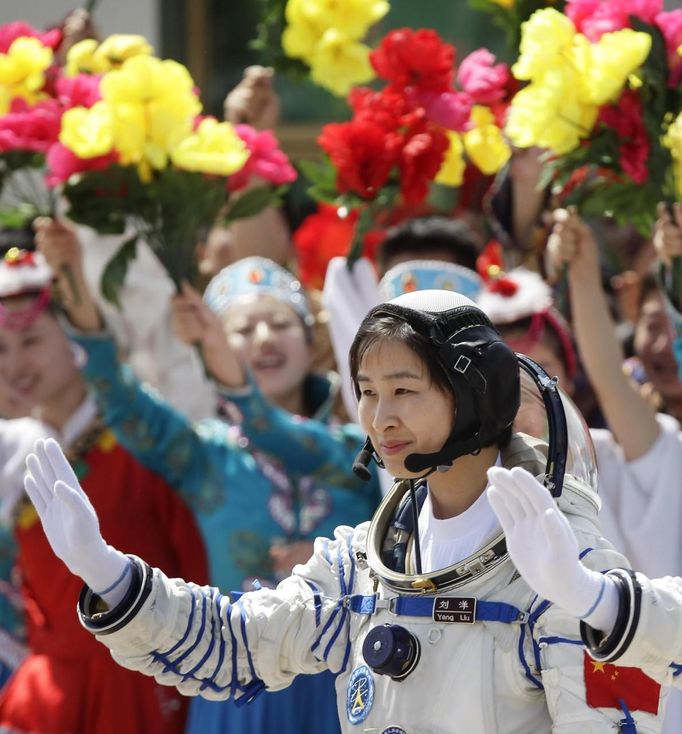 China's first female astronaut Liu Yang waves during a departure ceremony at the Jiuquan Satellite Launch Center, Gansu province June 16, 2012. China launched a spacecraft putting its first woman in orbit on Saturday as the country takes its latest step towards building a space station within the decade. A Long March rocket blasted off from the remote Jiuquan Satellite Launch Centre in China's northwestern Gobi Desert, carrying with it the Shenzhou 9 spacecraft and three astronauts, Jing Haipeng, Liu Wang and 33-year-old female fighter pilot Liu Yang. REUTERS/Jason Lee (CHINA - Tags: MILITARY SCIENCE TECHNOLOGY) Published: Čer. 16, 2012, 11:37 dop.