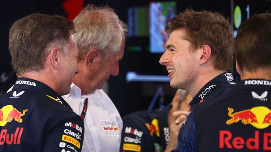 Christian Horner, Helmut Marko a Max Verstappen v boxech týmu F1 Red Bull