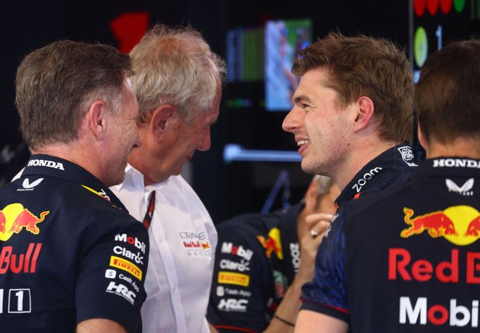 Christian Horner, Helmut Marko a Max Verstappen v boxech týmu F1 Red Bull