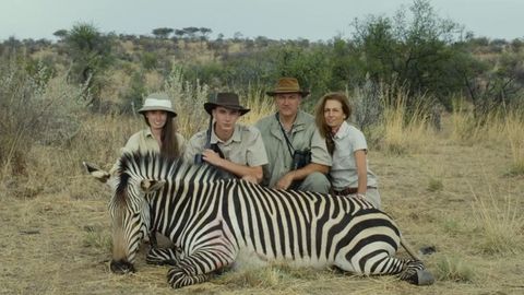 Dokument Safari o turistech lovících zvířata je jízlivý a zlý, ale zároveň komický