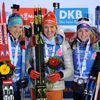 Anais Bescondová, Denise Herrmannová a Markéta Davidová na stupních vítězů po sprintu žen v rámci SP v Novém Městě na Moravě