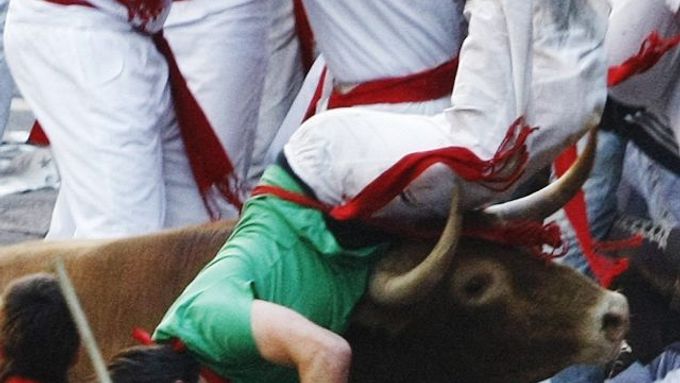 Smrt při vypouštění býků do ulic Pamplony
