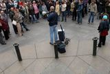 Pod sochou Svatého Václava v Praze se sešlo kolem 150 lidí.