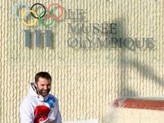 Roman Suda před Olympijským muzeem ve Švýcarsku.