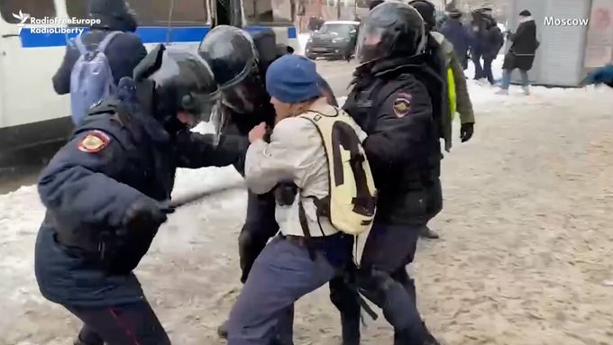 Policie zatkla v Moskvě stovky lidí. Žádali propuštění opozičního lídra Navalného.