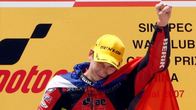 KVĚTEN - Motocyklista Lukáš Pešek slaví první triumf v podniku mistrovství světa. V Číně zaznamenal vítězství ve třídě do 125 ccm.