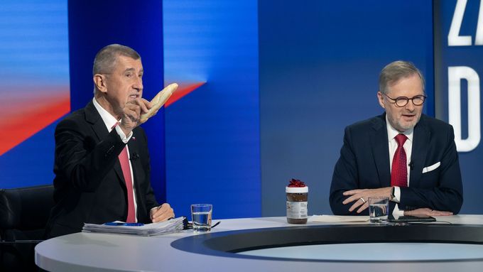 Lídr hnutí ANO Andrej Babiš a premiér Petr Fiala v televizním duelu.