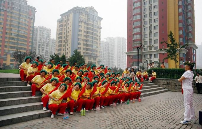 Také Huayi Cheerleading Team trénuje na předměstí Pekingu na olympiádu. Členkám této taneční skupiny je mezi 49 a 73 roky.