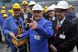 Helma je povinná pro všechny. Steinmeier mezi dělníky v loděnicích.