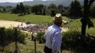 A man watches the torch lighting ceremony of the London 2012 Olympic Games at the site of ancient Olympia in Greece May 10, 2012. REUTERS/Kevin Coombs (GREECE - Tags: SPORT OLYMPICS) Published: Kvě. 10, 2012, 9:39 dop.