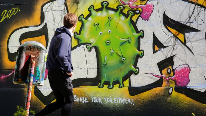 Koronavirové graffiti na ulici ve Vídni.