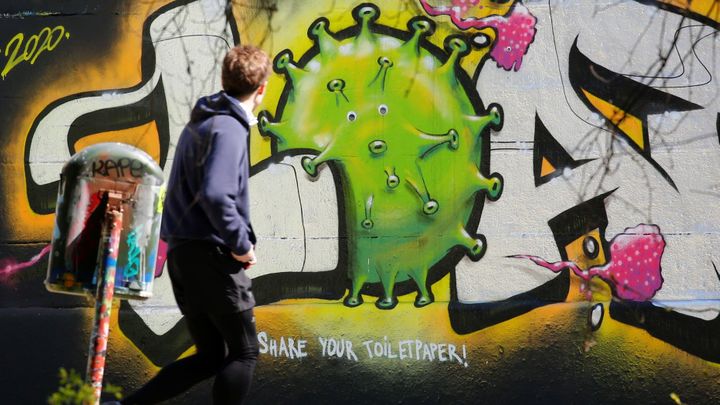 Leží vedle sebe, virus řešily různě. Švýcarsko má teď mnohem více obětí než Rakousko