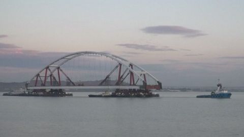 Most z Ruska na anektovaný Krym má své oblouky. Blíží se spojení