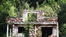 The ruins of a home are pictured in the villages near Srebrenica July 6, 2012. The ghostly town is packed with people only on the anniversary of the massacre, when families come to bury remains that are still being recovered and to commemorate the victims. But the town, which a few years ago was a jumble of burnt-out buildings and empty streets, is now slowly coming back to life. New and rebuilt houses are starting to replace the ruins of the last decade and more children are playing in the streets. However, today Srebrenica Muslims and Serbs still hold each other in deep distrust. The local government and international donors have promised millions of euros for the recovery of the town, which to the dismay of Muslims now lies in territory ceded to Bosnia's Serb Republic after the 1992-95 Bosnian War. But many Muslims are still waiting for those pledges to take hold. Picture is taken on July 6. REUTERS/Dado Ruvic (BOSNIA AND HERZEGOVINA - Tags: CONFLICT SOCIETY) Published: Čec. 8, 2012, 3:30 dop.