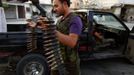 A member of the Free Syrian Army carries ammunition as he prepares for their patrol in Attarib, on the outskirts of Aleppo province July 30, 2012. REUTERS/Zohra Bensemra (SYRIA - Tags: POLITICS CONFLICT CIVIL UNREST) Published: Čec. 30, 2012, 6:57 odp.