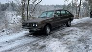 Lancia Beta, kterou pro změnu v seriálu jezdí příslušníci Státní bezpečnosti.