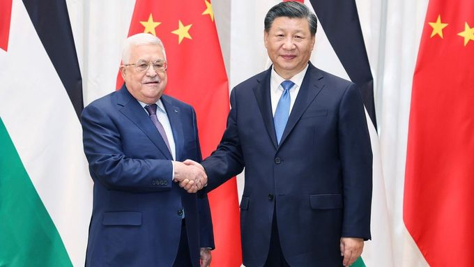 Na snímku zveřejněném tiskovou agenturou Xinhua se čínský prezident Si Ťin-pching setkává s palestinským prezidentem Mahmúdem Abbásem v Rijádu v Saúdské Arábii.