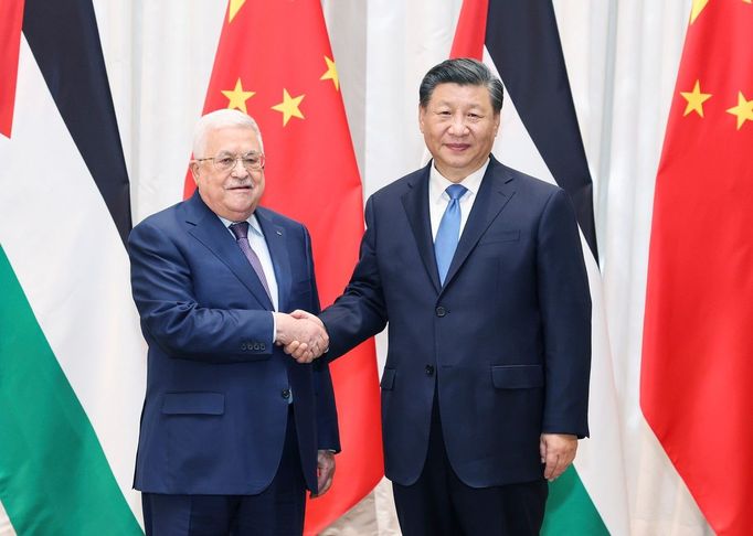 Na snímku zveřejněném tiskovou agenturou Xinhua se čínský prezident Si Ťin-pching setkává s palestinským prezidentem Mahmúdem Abbásem v Rijádu v Saúdské Arábii.