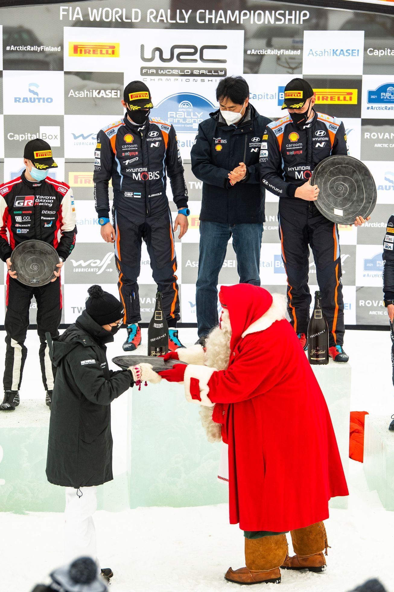 Santa Claus předává trofeje vítězům Arktické rallye 2021