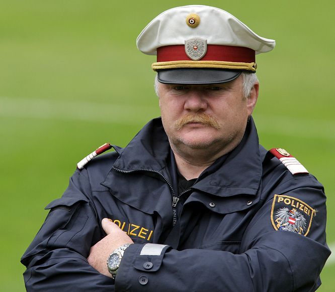 Hráče v okolí hotelu i na hřišti pozorně hlídá rakouská policie.