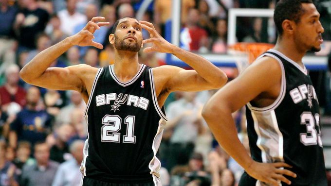 Tim Duncan (vlevo) rozhodl o výhře basketbalistů Spurs nad Clippers střelou dvě sekundy před koncem zápasu.