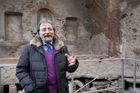 Ředitel archeologických vykopávek Pompejí, Antonio Varone, hovoří při slavnostním znovuotevření lázní k novinářům.