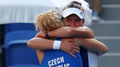 Barbora Krejčíková a Kateřina Siniaková slaví triumf ve finále na OH 2020 proti Viktoriji Golubicové a Belindě Bencicové