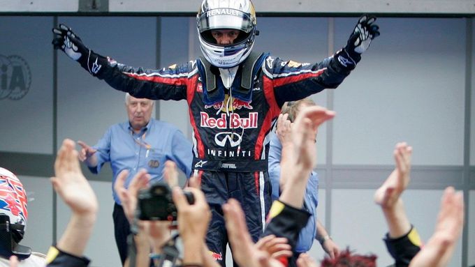 Sebastian Vettel slaví další vítězství v sezoně.