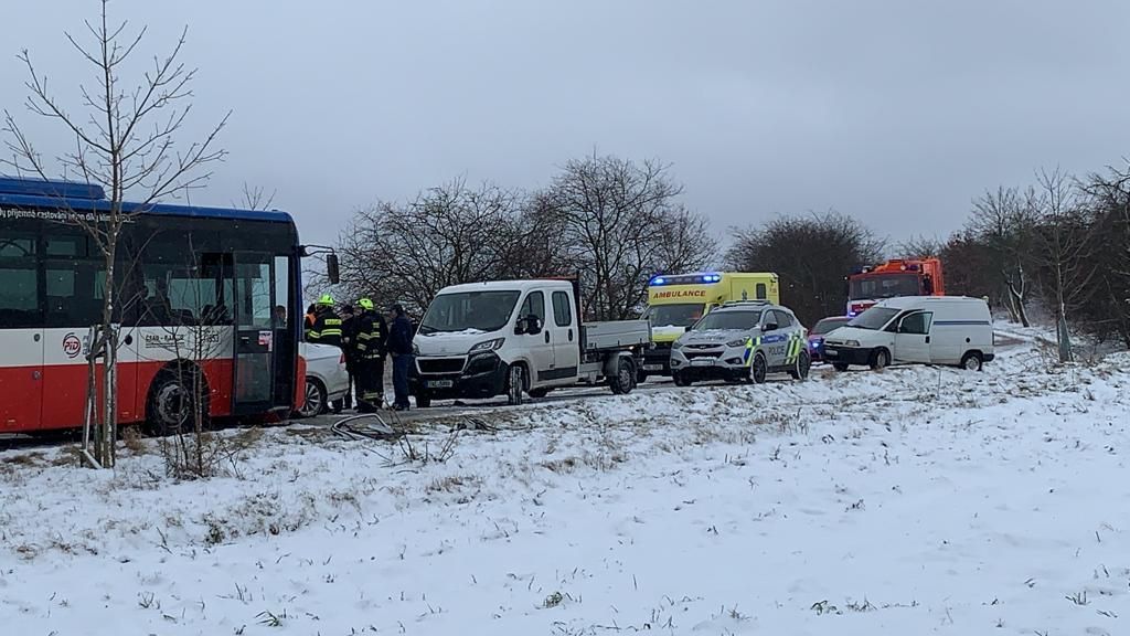 Nehoda autobusu a osobního vozidla na Kolínsku