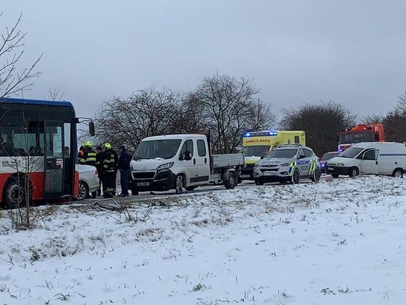 Nehoda autobusu a osobního vozidla na Kolínsku.