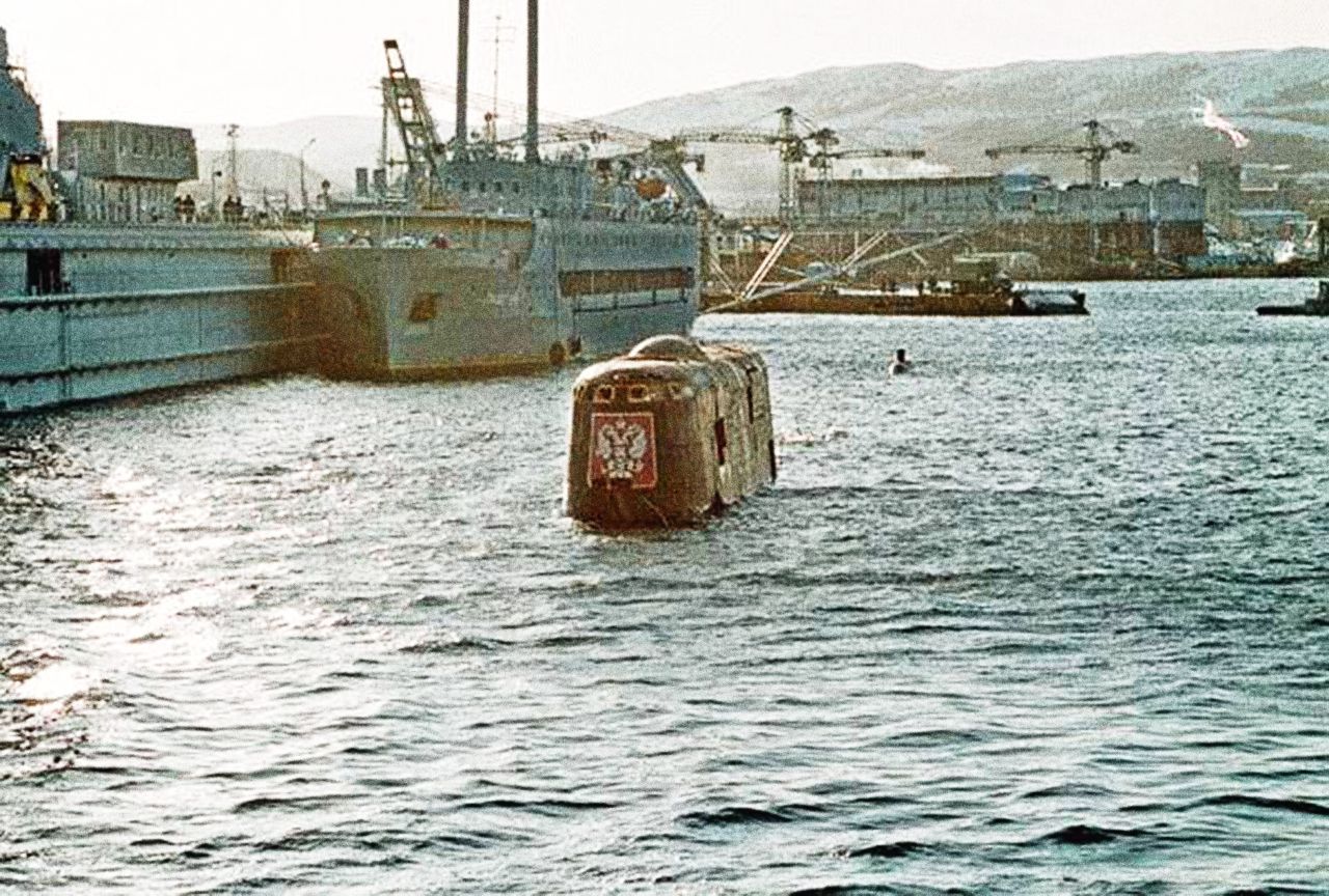 Jednorázové užití / Fotogalerie / Uplynulo 20 let od smrtící katastrofy jaderné ponorky Kursk / M a Y