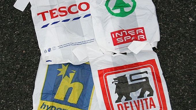 Plastové tašky zdarma už jsou v Česku minulostí, stejně jako většina těchto řetězců.
