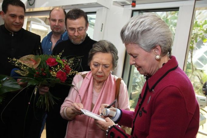 Jiřina Jirásková a Mathilda Nosticzová v pražské Botanické zahradě